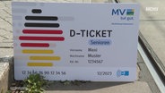 Ein überdimensionales Modell eines Deutschlandtickets für Senioren (Archivbild). © Screenshot 