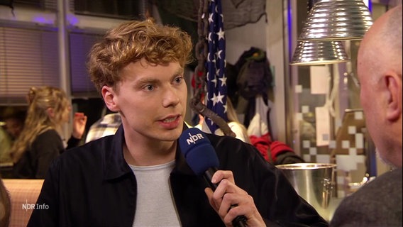 Reporter Marek Walde in einem Diner in Oyten. © Screenshot 