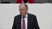 Stephan Weil (SPD), Ministerpräsident von Niedersachsen, am Rednerpult im Landtag in Hannover. © Screenshot 