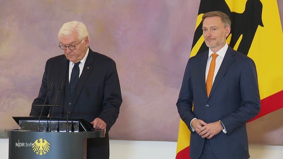 Bundespräsident Steinmeier verliest die Entlassungsschrift für Finanzminister Lindner. © Screenshot 