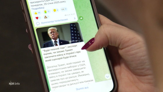 Eine Ukrainerin liest einen ukrainischen Nachrichtenbeitrag über die Wiederwahl Donald Trumps zum amerikanischen Präsidenten auf ihrem Handy. © Screenshot 