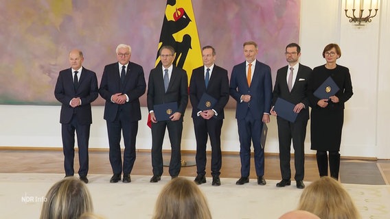 Die entlassenen FDP-Minister, Bundespräsident Steinmeier und Kanzler Olaf Scholz stehen in einer Reihe. © Screenshot 