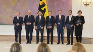 Die entlassenen FDP-Minister, Bundespräsident Steinmeier und Kanzler Olaf Scholz stehen in einer Reihe. © Screenshot 