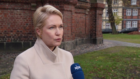 Ministerpräsidentin Manuela Schwesig im Interview. © Screenshot 