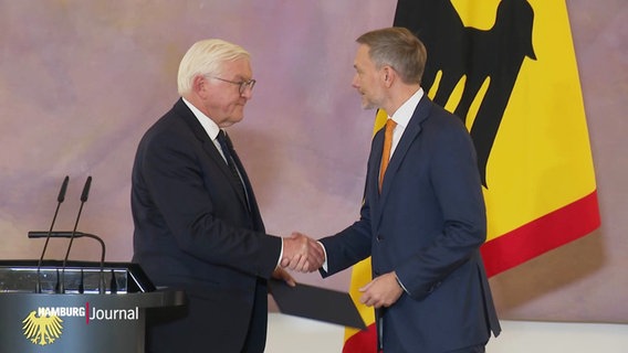 Bundespräsident Steinmeier schüttelt dem ehemaligen Finanzminister Christian Lindner nach dessen Entlassung die Hand. © Screenshot 