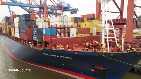 Ein großes Containerschiff liegt im Hamburger Hafen. © Screenshot 