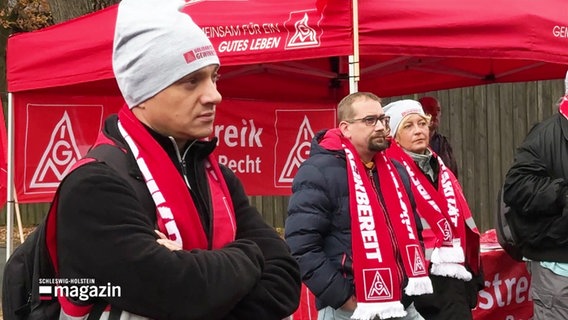 Angestellte der Firma Grundfos streiken auf dem Werksgelände für bessere Löhne. © Screenshot 