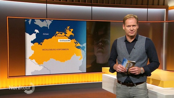 Moderator Thilo Tautz steht im Studio. © Screenshot 