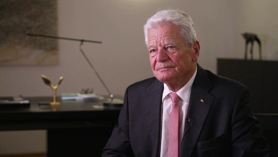 Ex-Bundespräsident Joachim Gauck im Interview mit dem NDR MV zum Mauerfall und dem 9. November. © Screenshot 