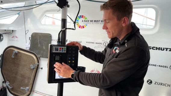 Will Harris erklärt Energieversorgung an Bord bei der Vendée Globe. © Screenshot 