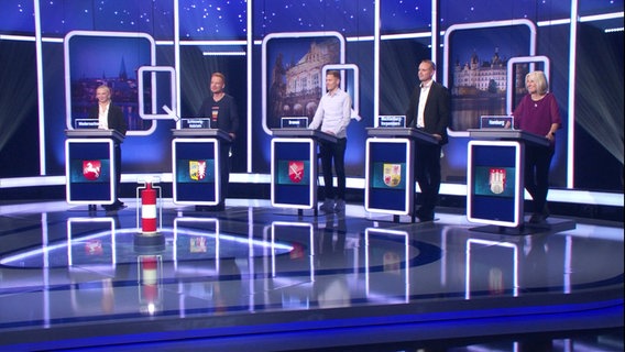 Die fünf Kandidatinnen und Kandidaten warten gespannt auf ihre Chance bei der NDR-Quizshow. © Screenshot 