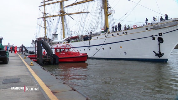 Das Segelschulschiff der Marine, die Gorch Fock, macht an den Überseebrücken fest. © Screenshot 