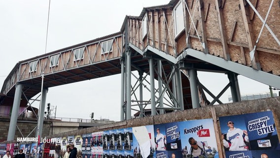 Die Baustelle am Berliner Tor mit ihren zahlreichen Treppen und Gängen ist nicht barrierefrei und eine Herausforderung für alle Menschen. © Screenshot 