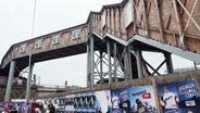 Die Baustelle am Berliner Tor mit ihren zahlreichen Treppen und Gängen ist nicht barrierefrei und eine Herausforderung für alle Menschen. © Screenshot 