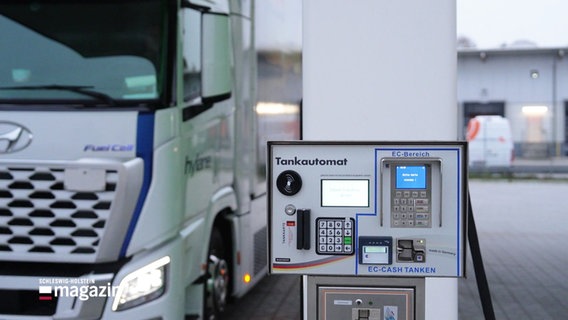 Ein LKW steht neben der einzigen Wasserstofftankstelle Deutschlands in Neumünster. © Screenshot 