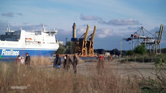 Ein Schiff fährt an einem Hafen vorbei. © Screenshot 