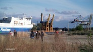 Ein Schiff fährt an einem Hafen vorbei. © Screenshot 