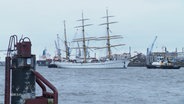 Das Segelschiff Gorch Fock fährt auf der Elbe. © Screenshot 