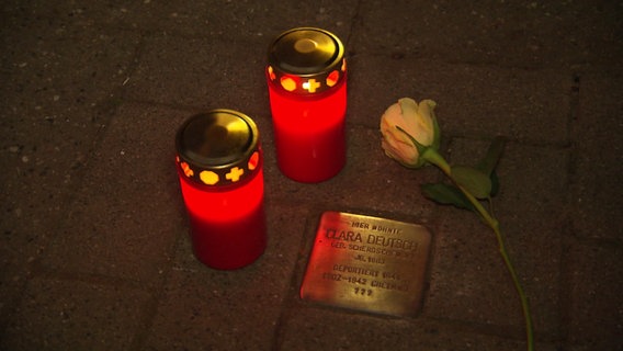 Kerzenlicht an einem Stolperstein am 9. November. © Screenshot 