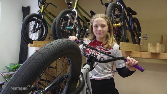 Helena Reiter posiert mit ihrem BMX vor der Kamera. © Screenshot 