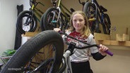 Helena Reiter posiert mit ihrem BMX vor der Kamera. © Screenshot 