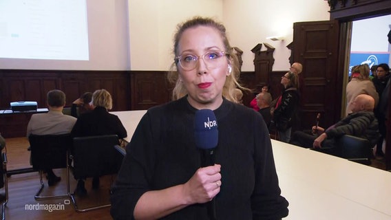 Die Reporterin Juliane Mau berichtet von der Bürgermeisterwahl aus Güstrow. © Screenshot 