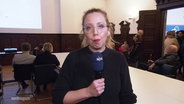 Die Reporterin Juliane Mau berichtet von der Bürgermeisterwahl aus Güstrow. © Screenshot 