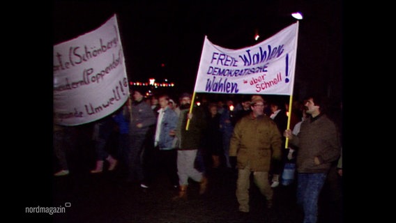 Demonstranten halten ein Transparent mit der Aufschrift "Freie Wahlen - aber schnell" © Screenshot 