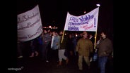 Demonstranten halten ein Transparent mit der Aufschrift "Freie Wahlen - aber schnell" © Screenshot 