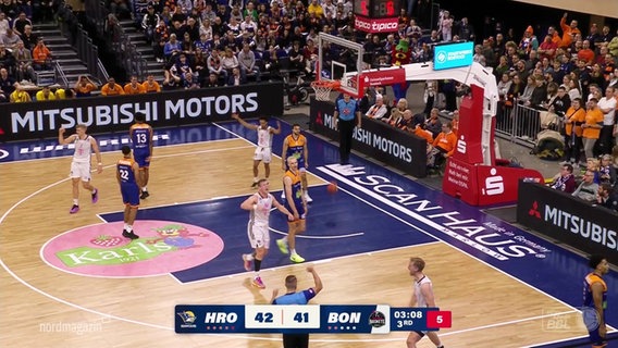 Ein Basketballspiel in der Rostocker Stadthalle. © Screenshot 