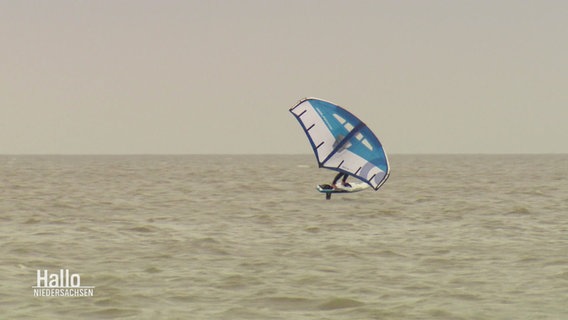 Ein Wingfoiler auf dem Wasser. © Screenshot 