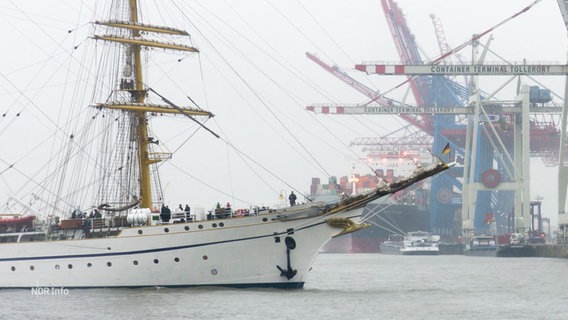 Die Gorch Fock verlässt den Hamburger Hafen in Richtung Skagerak. © Screenshot 