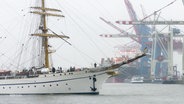 Die Gorch Fock verlässt den Hamburger Hafen in Richtung Skagerak. © Screenshot 