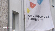 Ein Banner vor der Grundschule Hoheluft. © Screenshot 