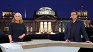 Harriet Heise und Christopher Scheffelmeier moderieren das Schleswig-Holstein Magazin um 19:30 Uhr. © Screenshot 