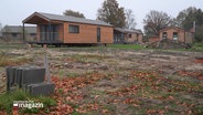 Einige Tinyhouses stehen auf einer Wiese. © Screenshot 