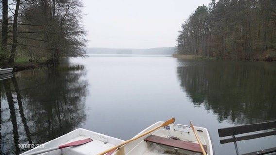 Ein See. Im Vordergrund zwei Ruderboote im Wasser im Anschnitt. © Screenshot 