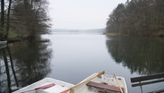 Ein See. Im Vordergrund zwei Ruderboote im Wasser im Anschnitt. © Screenshot 