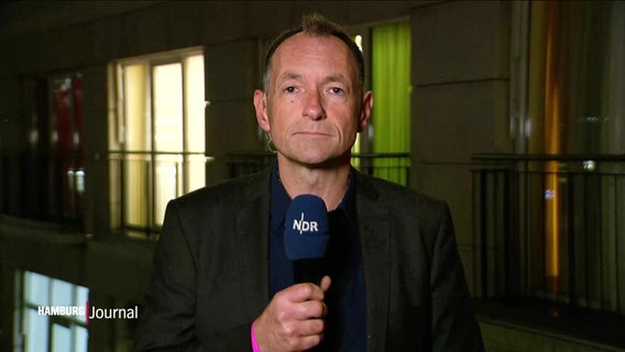 NDR-Reporter Peter Kleffmann vor dem Grand Elysée Hotel am Rothenbaum. © Screenshot 