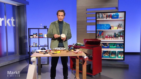 Moderator Jo Hiller, im Studio ist eine Hobby-Werkstatt aufgebaut. © Screenshot 