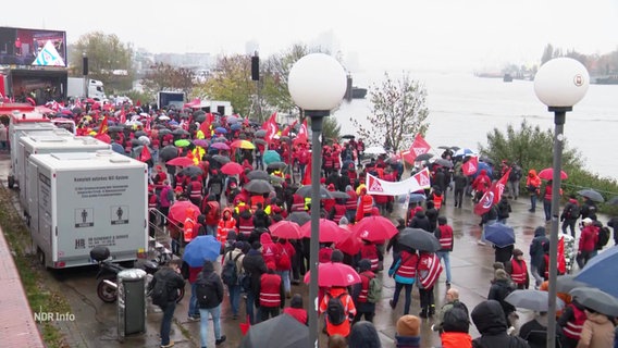 Demonstrierende der IG Metall bei Regen in Hamburg. © Screenshot 