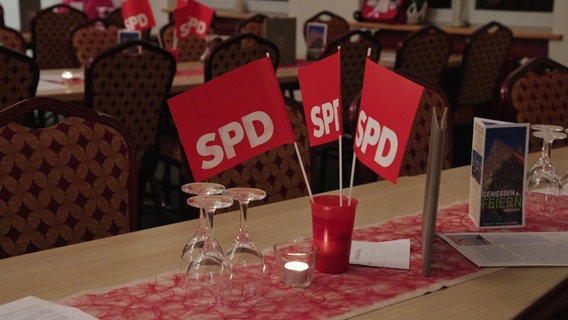 SPD-Wimpel auf einem Tisch beim SPD-Ortsverein Itzehoe. © NDR 