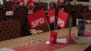 SPD-Wimpel auf einem Tisch beim SPD-Ortsverein Itzehoe. © NDR 