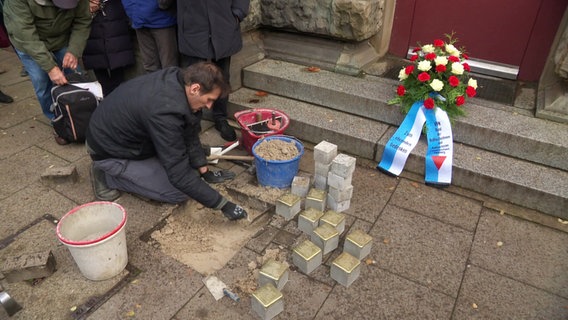 Neue Stolpersteine für NS-Zwangsarbeiter werden niedergelegt. © Screenshot 