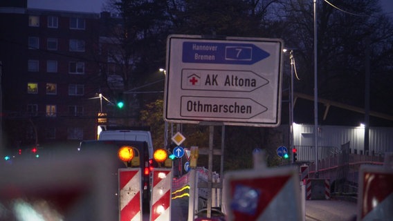 Mehrere Verkehrsschilder die unter anderem eine Autobahn Auffahrt ausschildern. © Screenshot 