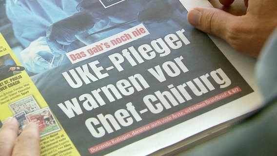 Eine Zeitung mit der Schlagzeile: "UKE-Pfleger warnen vor Chef-Chirurg". © Screenshot 