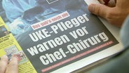 Eine Zeitung mit der Schlagzeile: "UKE-Pfleger warnen vor Chef-Chirurg". © Screenshot 