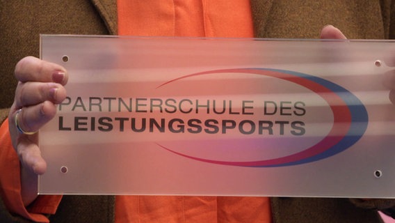 Ein Schild das Partnerschulen des Leistungssports kennzeichnet. © Screenshot 