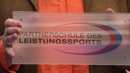 Ein Schild das Partnerschulen des Leistungssports kennzeichnet. © Screenshot 