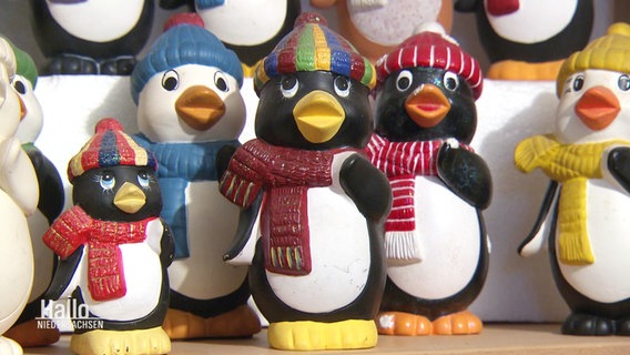 Mehrere Pinguin-Figuren unterschiedlicher Größe stehen nebeneinander. © Screenshot 